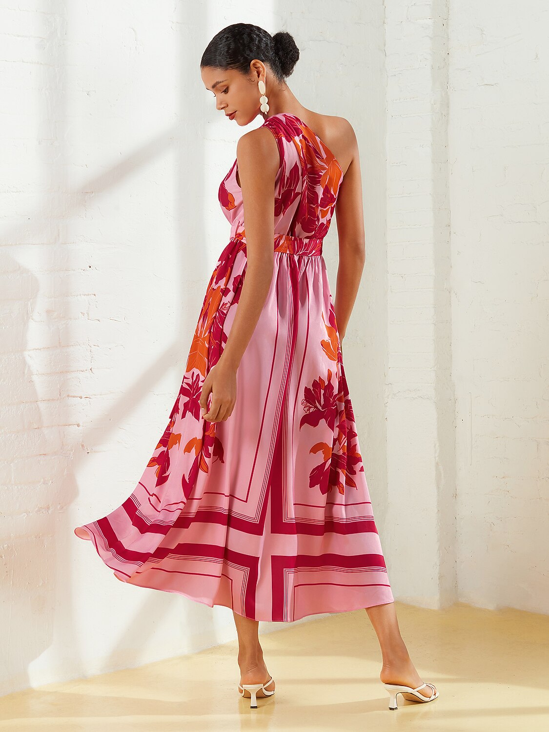 Satin-Maxikleid mit Blumenmuster und One-Shoulder-Träger für den Urlaub