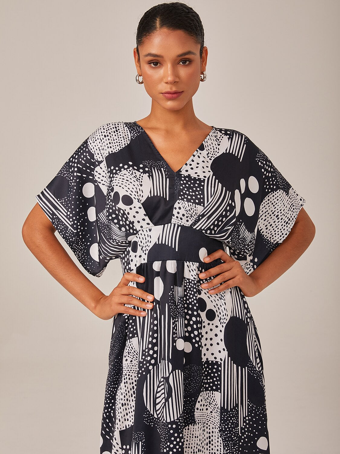 Midikleid aus Chiffon mit geometrischem Tupfenmuster