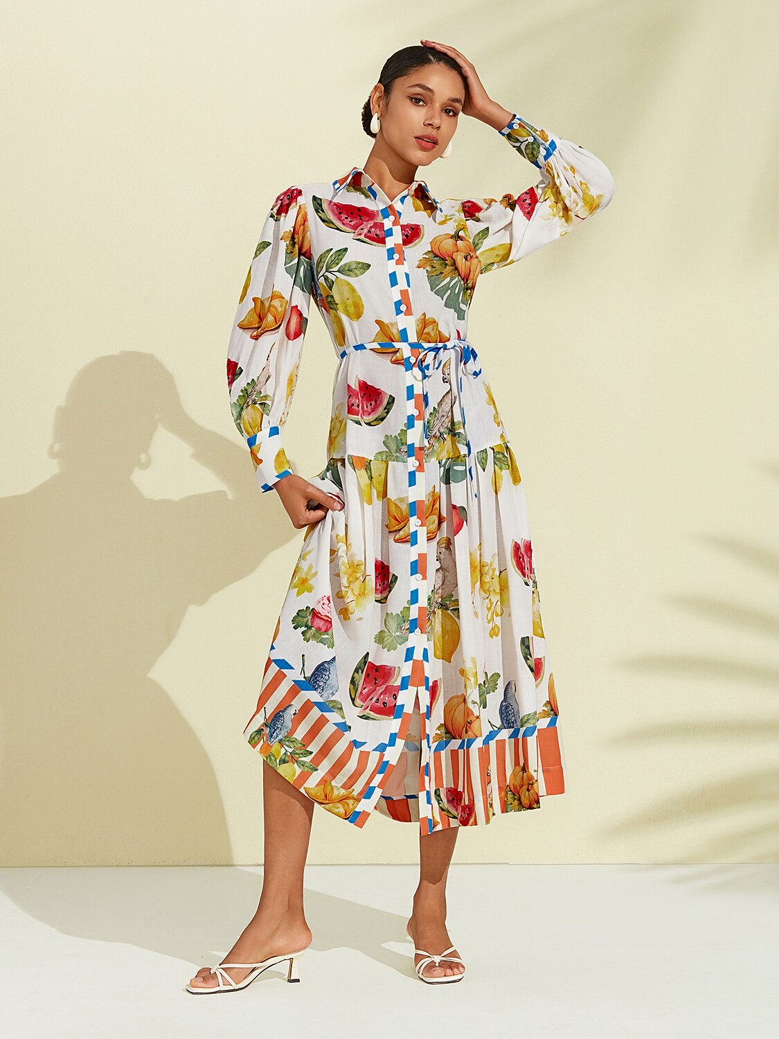 Vestido camisero midi de lino y algodón con estampado de frutas y rayas