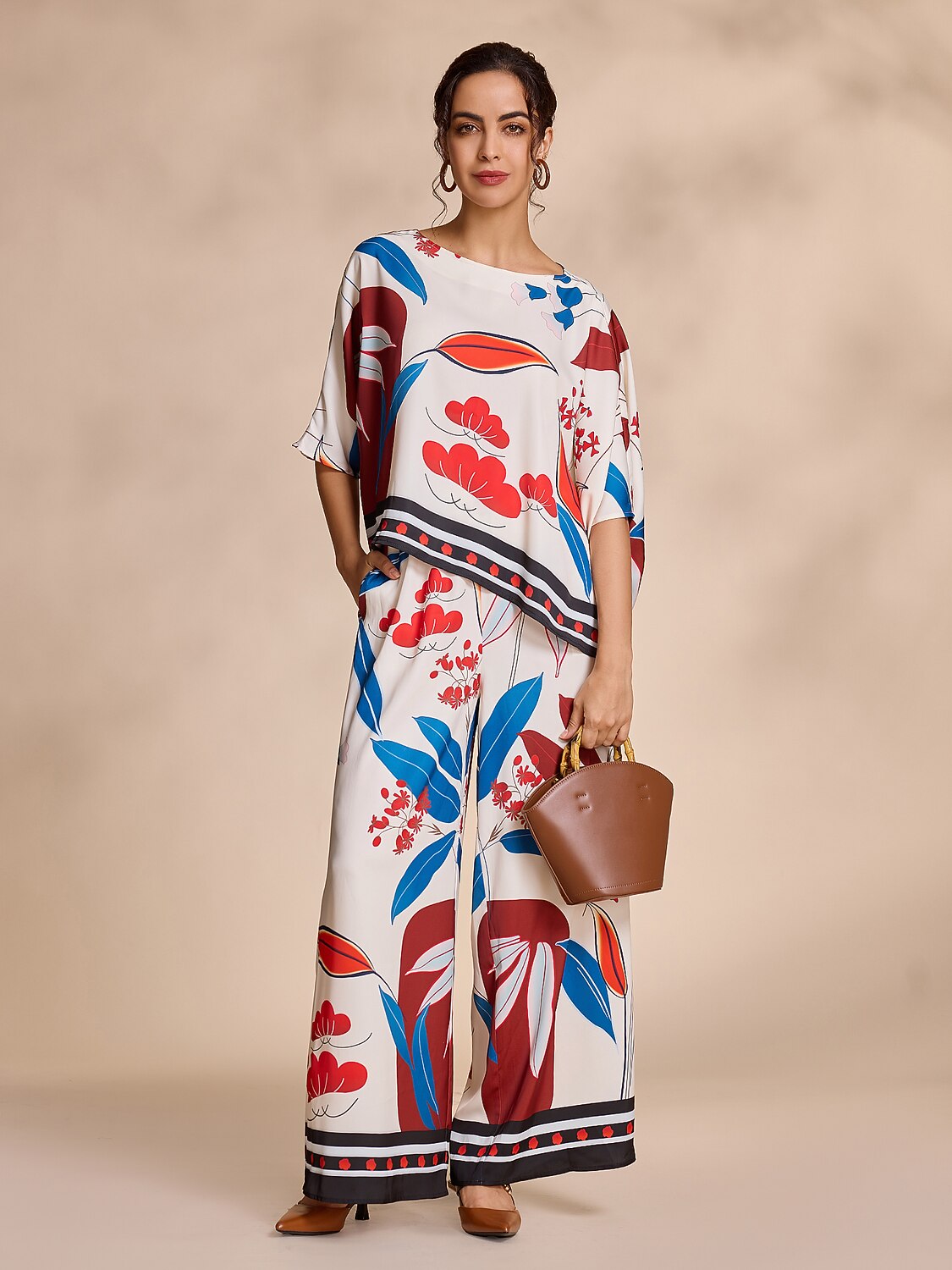 Satin-Bluse mit Bateau-Ausschnitt und unregelmäßigem Saum und Magyar-Ärmeln