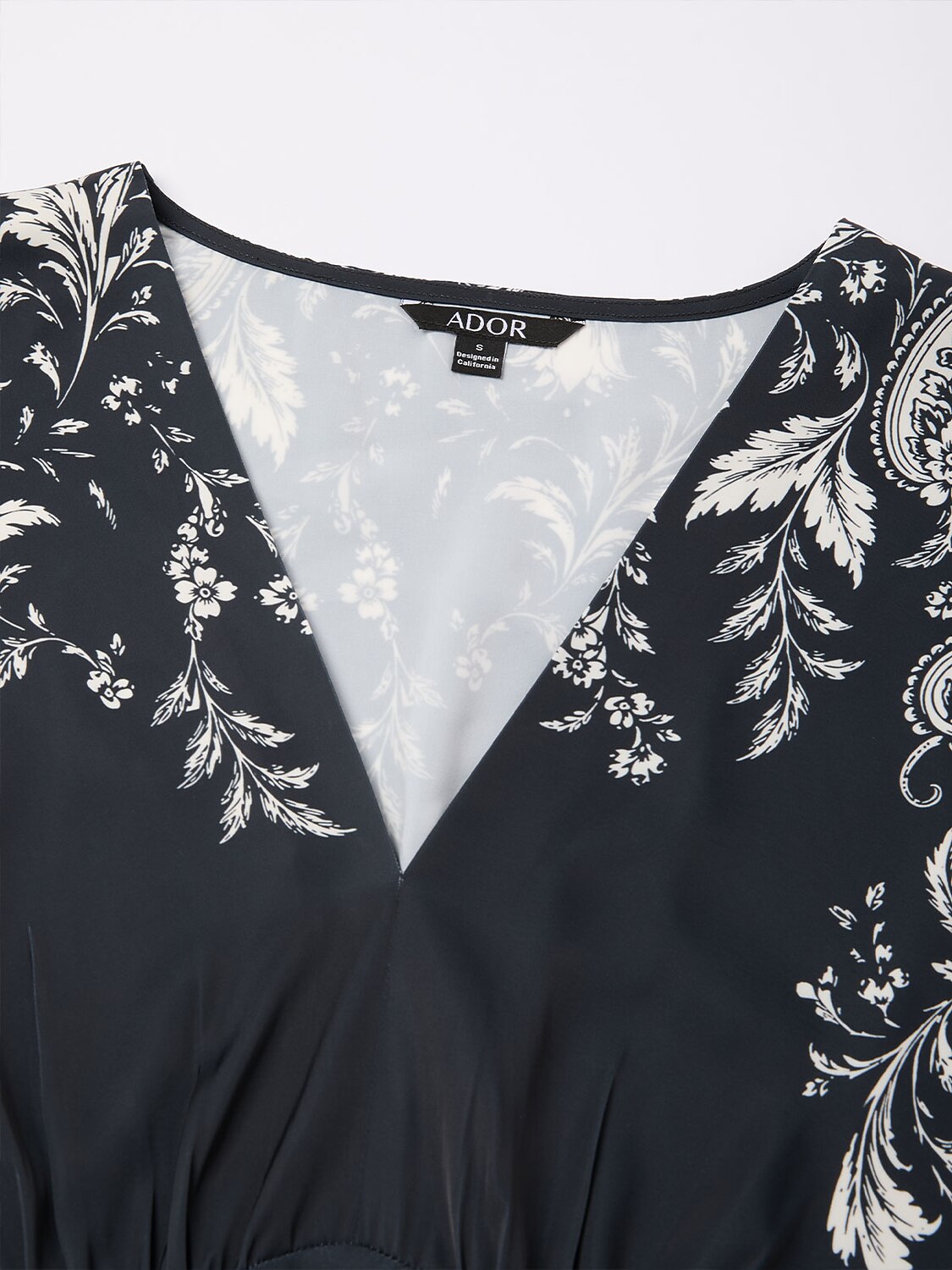 Abstrakt geblümtes Satin-Maxikleid