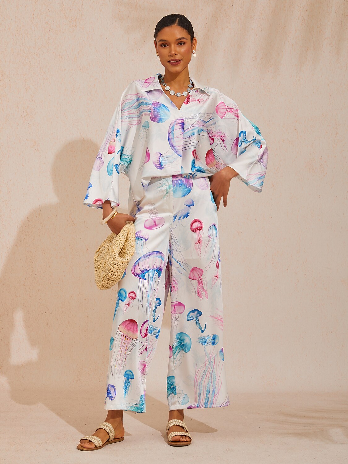 Pantaloni in raso setoso con meduse eteree fluttuanti