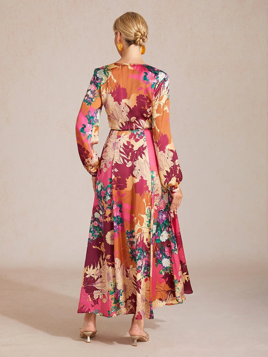 Maxikleid aus seidigem Satin mit Blumenmuster "Sonnenuntergangsblüte"