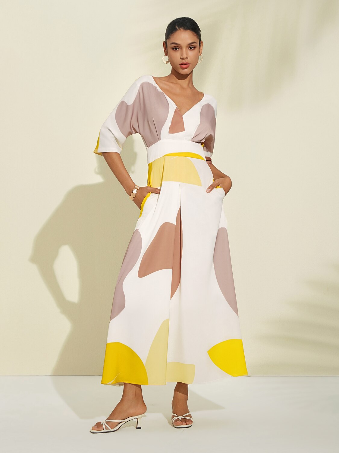 Abstrakte Kunst Seidenweiches Satin-Maxikleid für den Urlaub