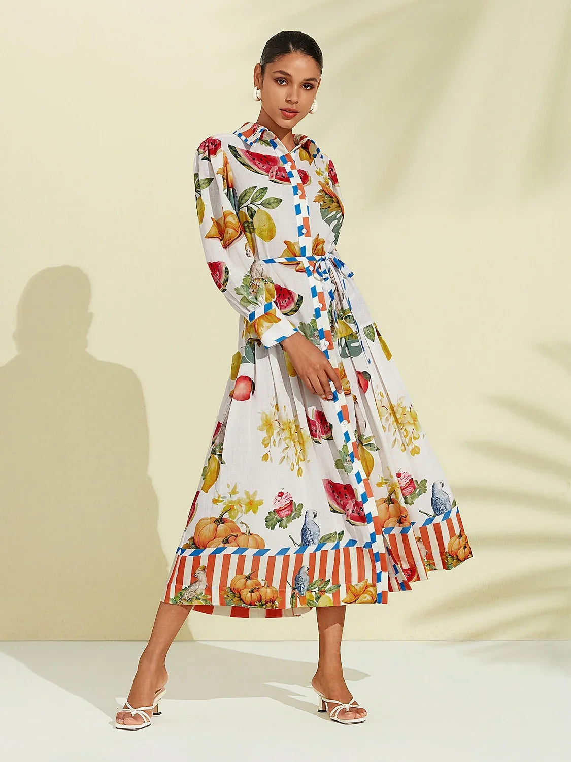 Vestido camisero midi de lino y algodón con estampado de frutas y rayas