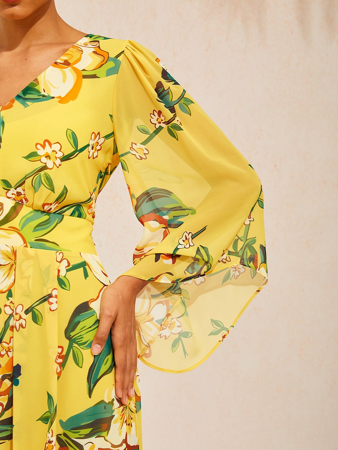 Robe maxi en chiffon à imprimé floral et manches évasées