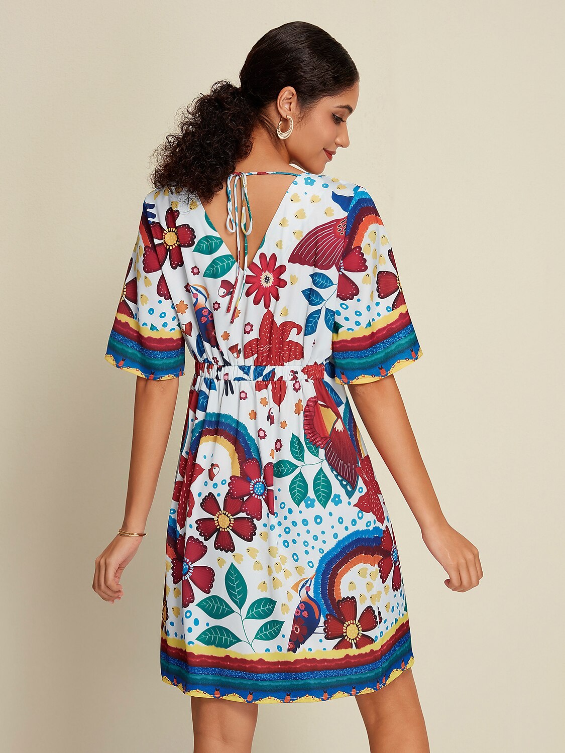 Satin-Minikleid mit Blumenmuster und halblangen Ärmeln und V-Ausschnitt