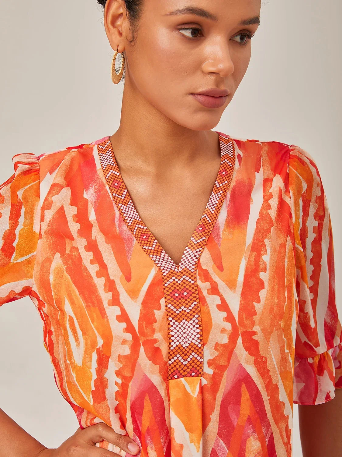 Chiffon-Midi-Kleid mit V-Ausschnitt und Ethno-Print