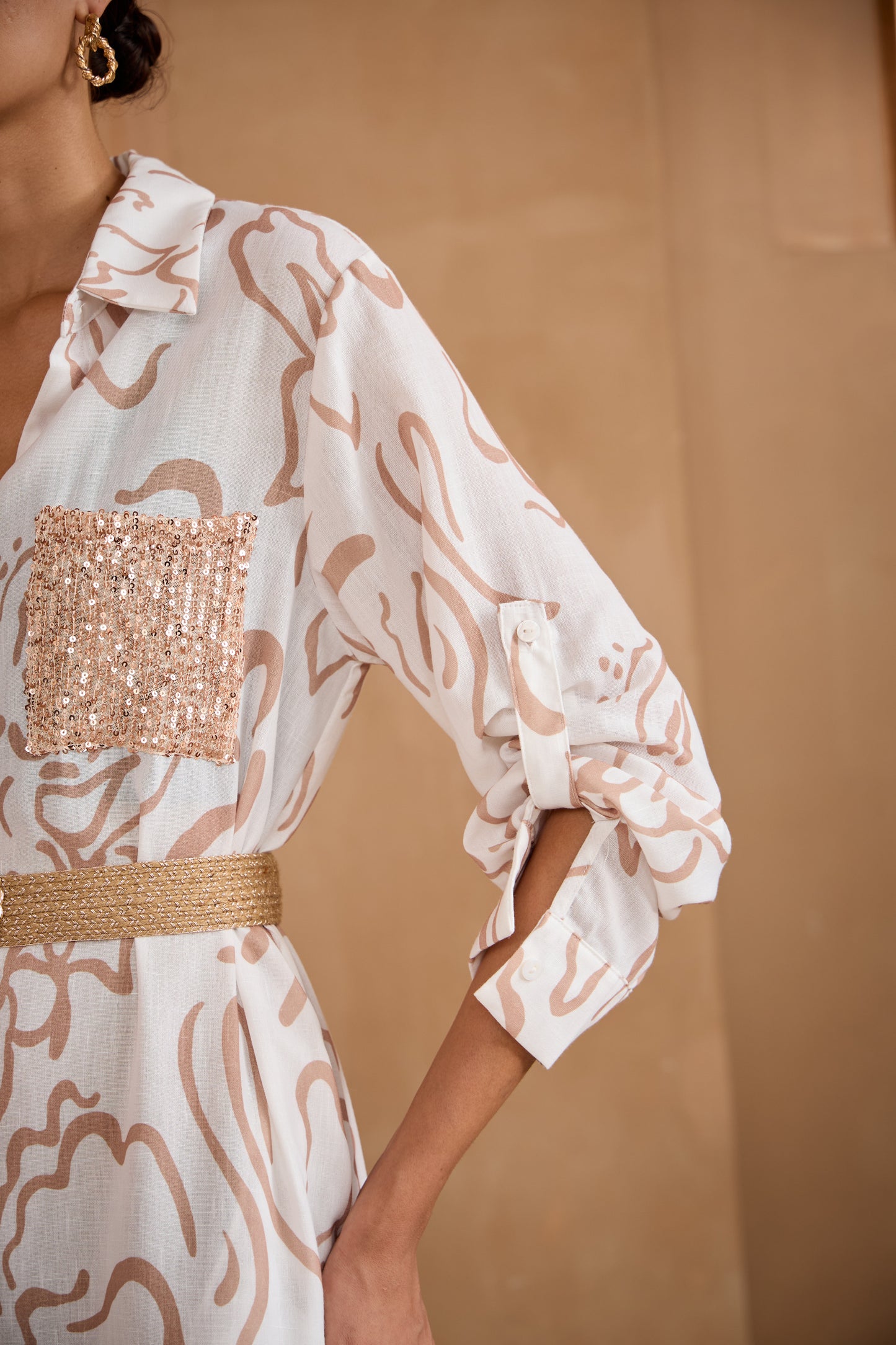 Vestido largo de camisa con vuelta y bolsillo curvo de albaricoque con lentejuelas