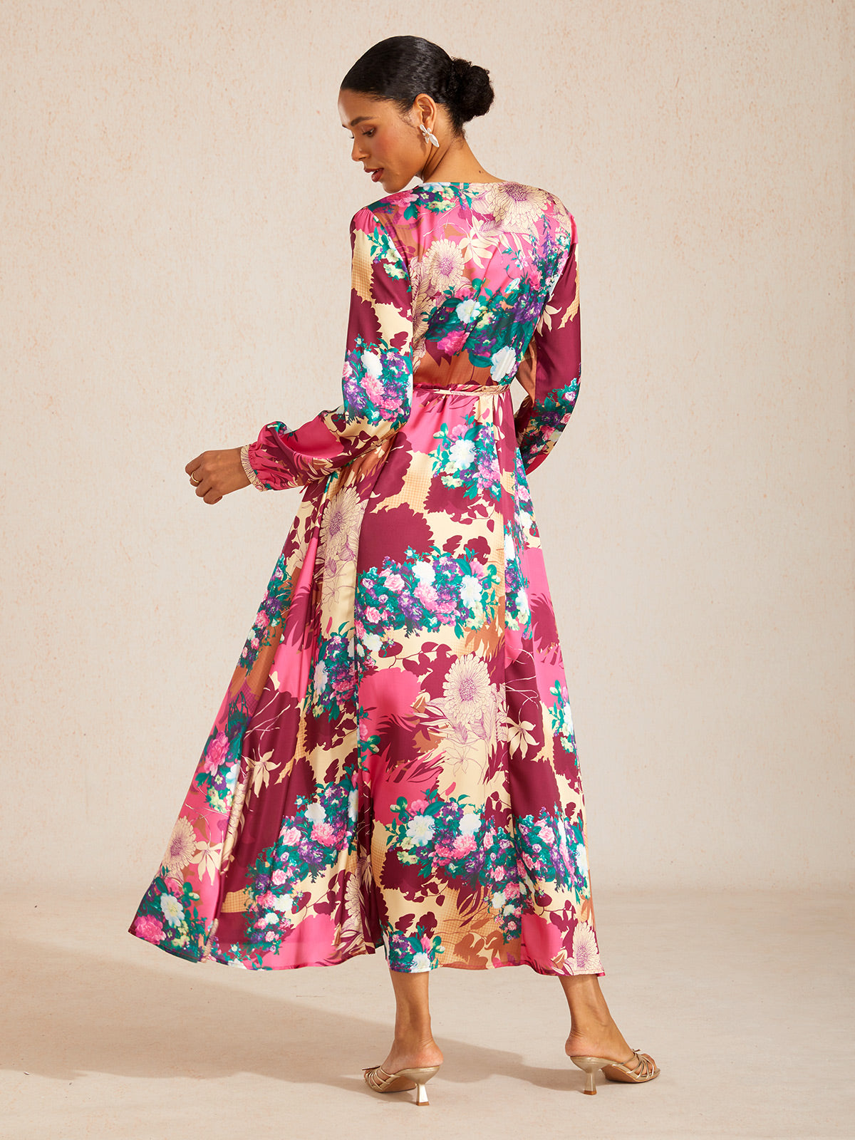 Maxikleid aus seidigem Satin mit Blumenmuster "Sonnenuntergangsblüte"