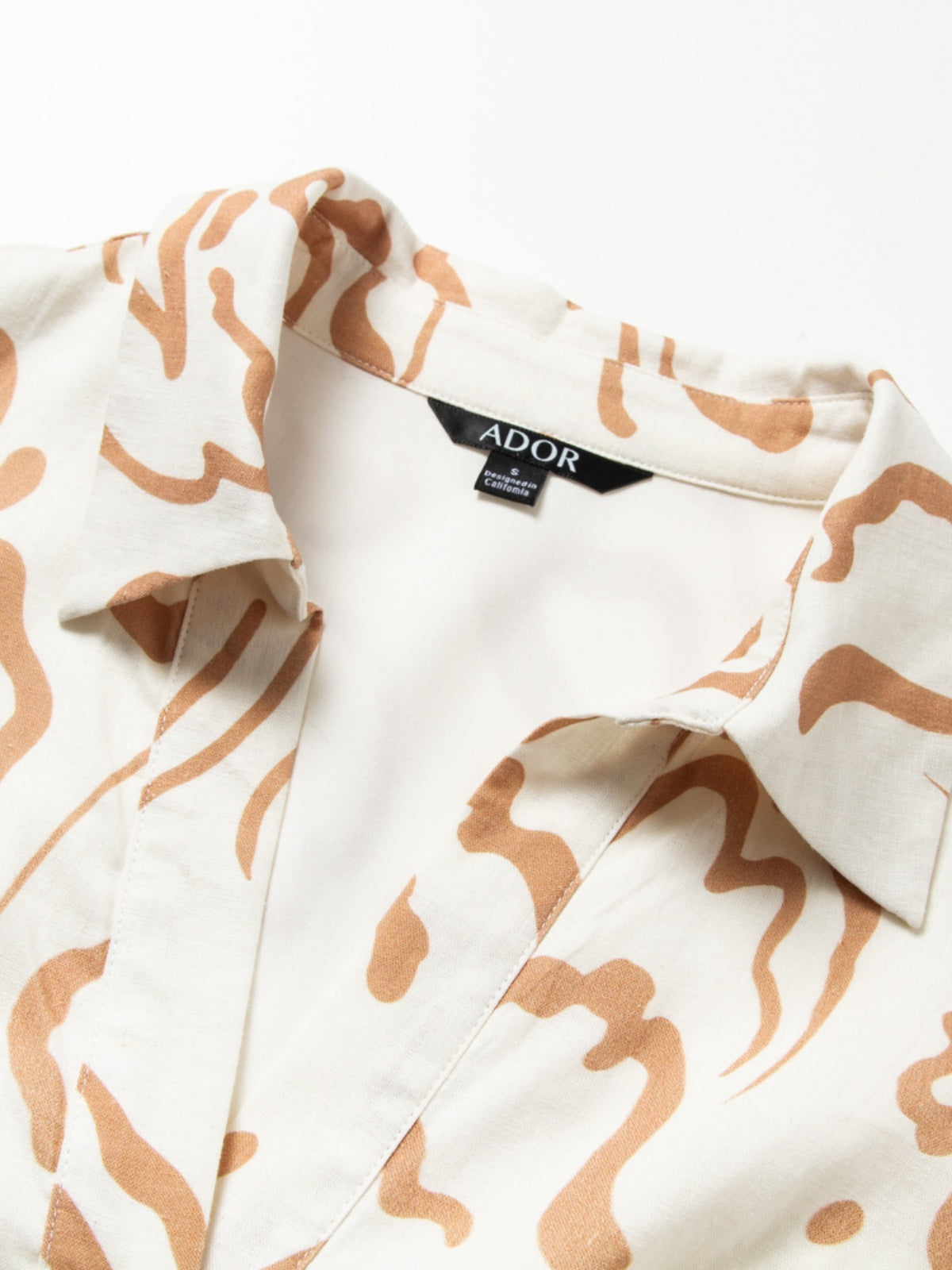 Abito lungo a camicia, vestibilità slim, con stampa astratta, tasche e linea ad A