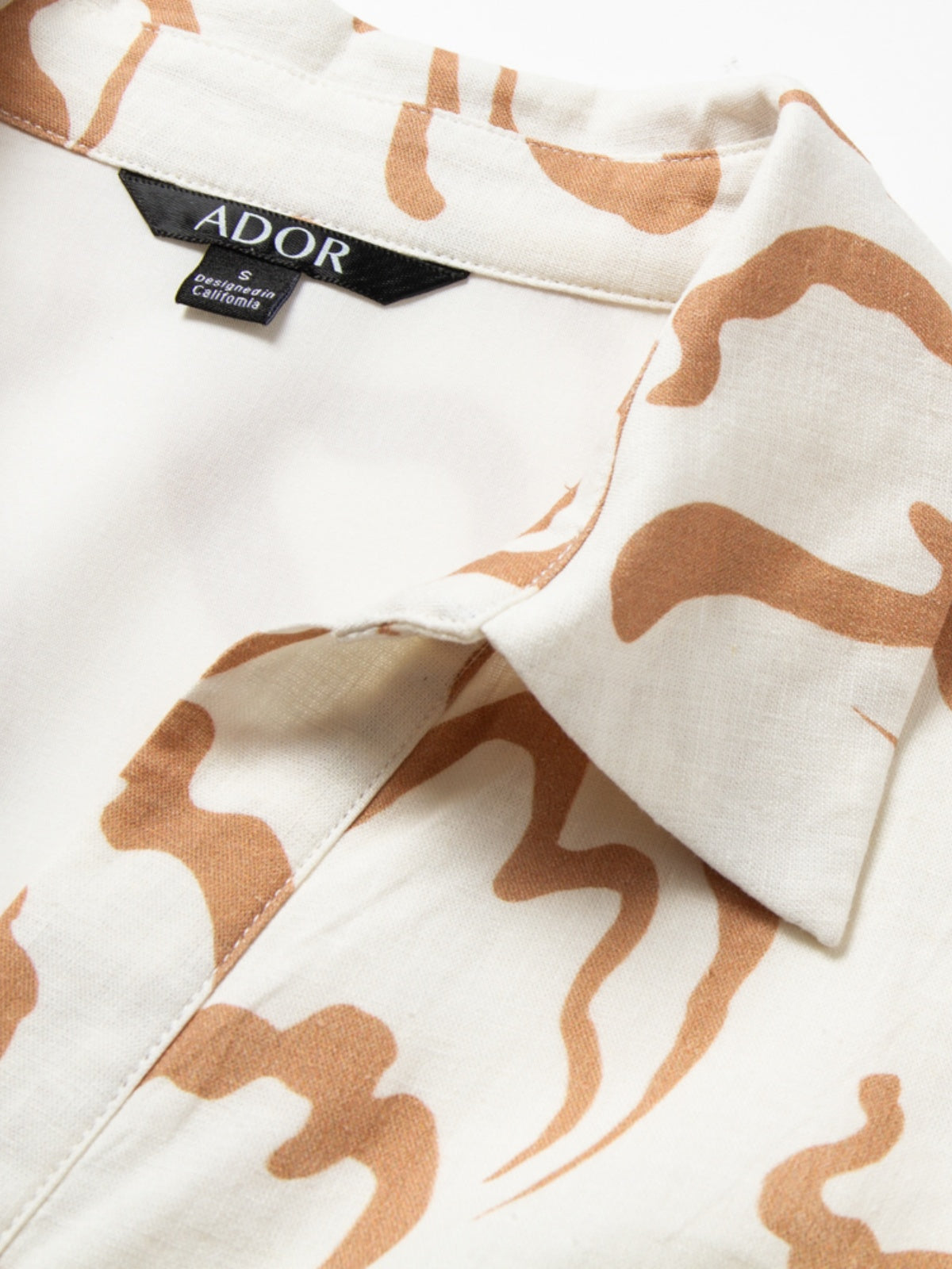 Abito lungo a camicia, vestibilità slim, con stampa astratta, tasche e linea ad A