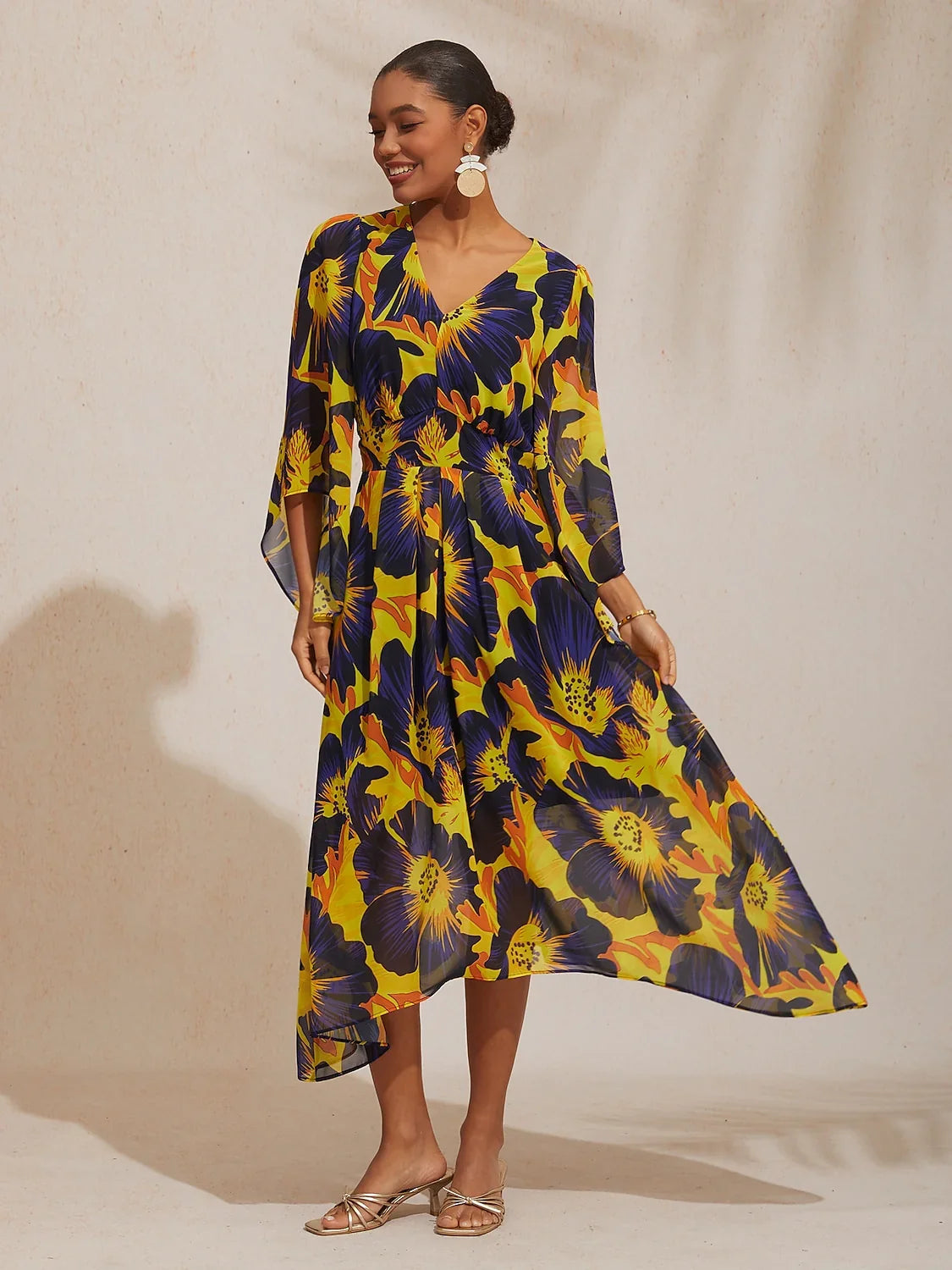 Robe longue en mousseline à imprimé floral abstrait et à taille marquée pour les vacances