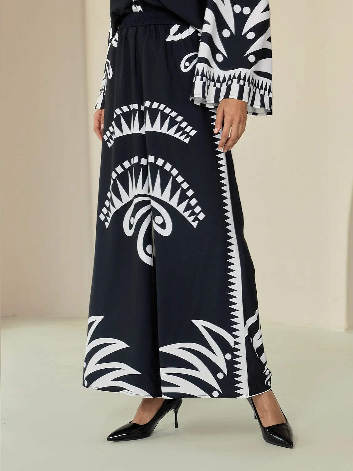 Pantalon large en satin noir à impression et longueur complète