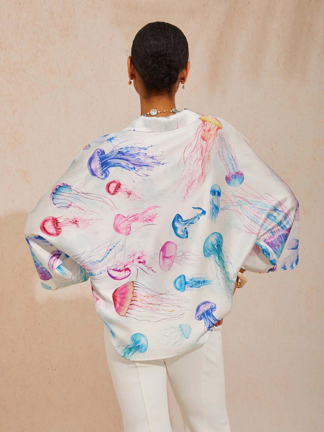 Camisa de satén sedoso con estampado de medusas etéreas