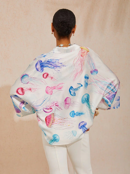Camisa de satén sedoso con estampado de medusas etéreas