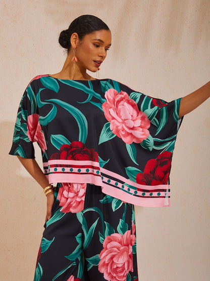 Traumhaftes Oberteil aus seidigem Satin mit Fledermausärmeln und Wildem Hibiskus-Muster