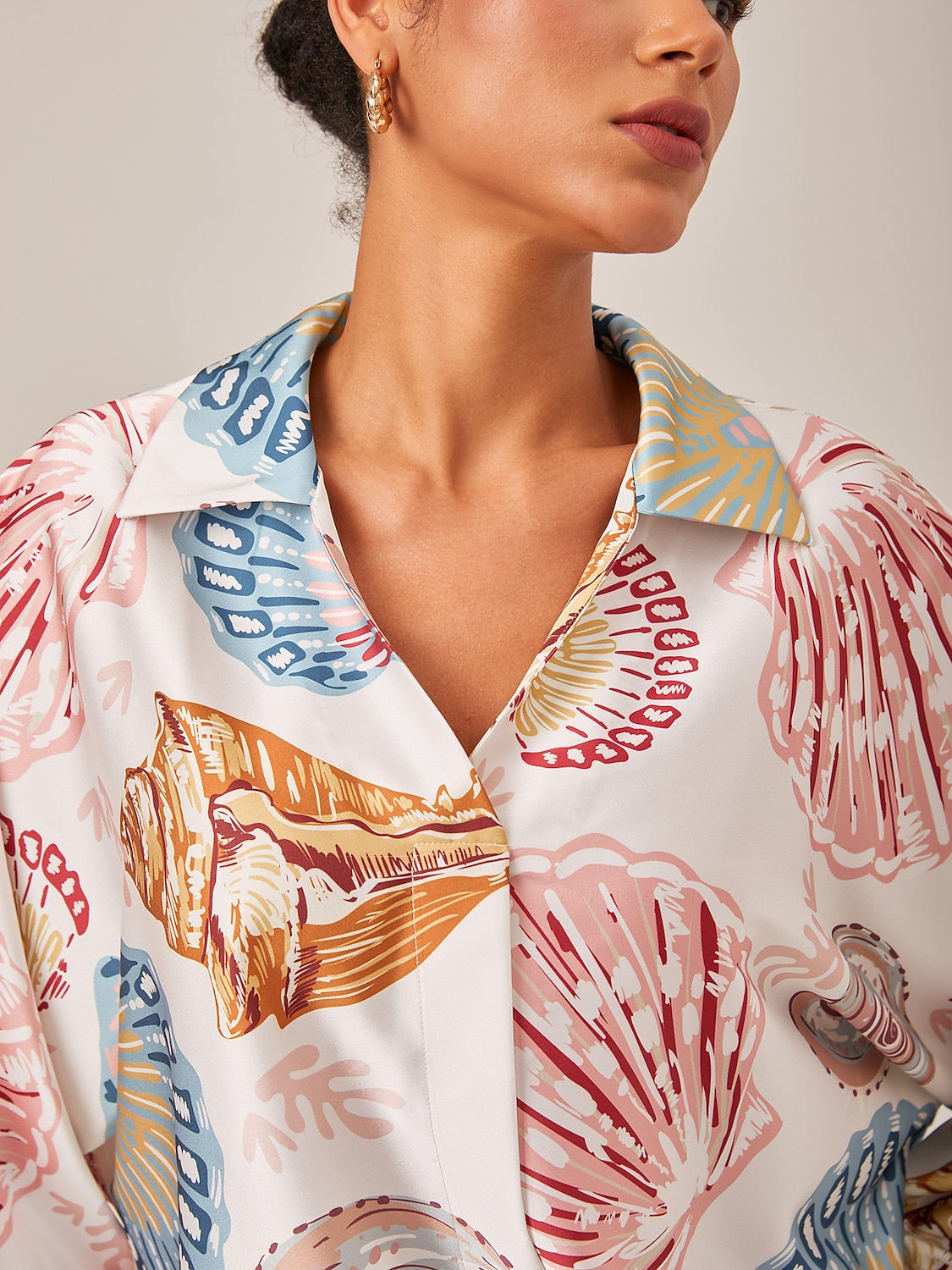 Blusa girocollo con scollo a V e vestibilità comoda
