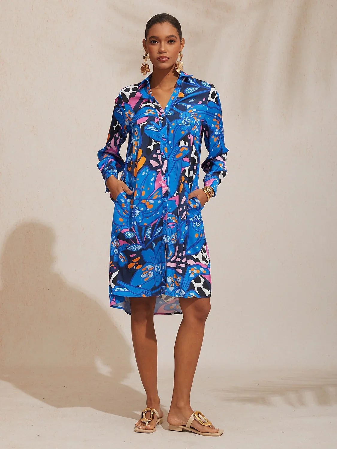 Robe chemise mi longue en satin bleu sarcelle avec pois abstraits