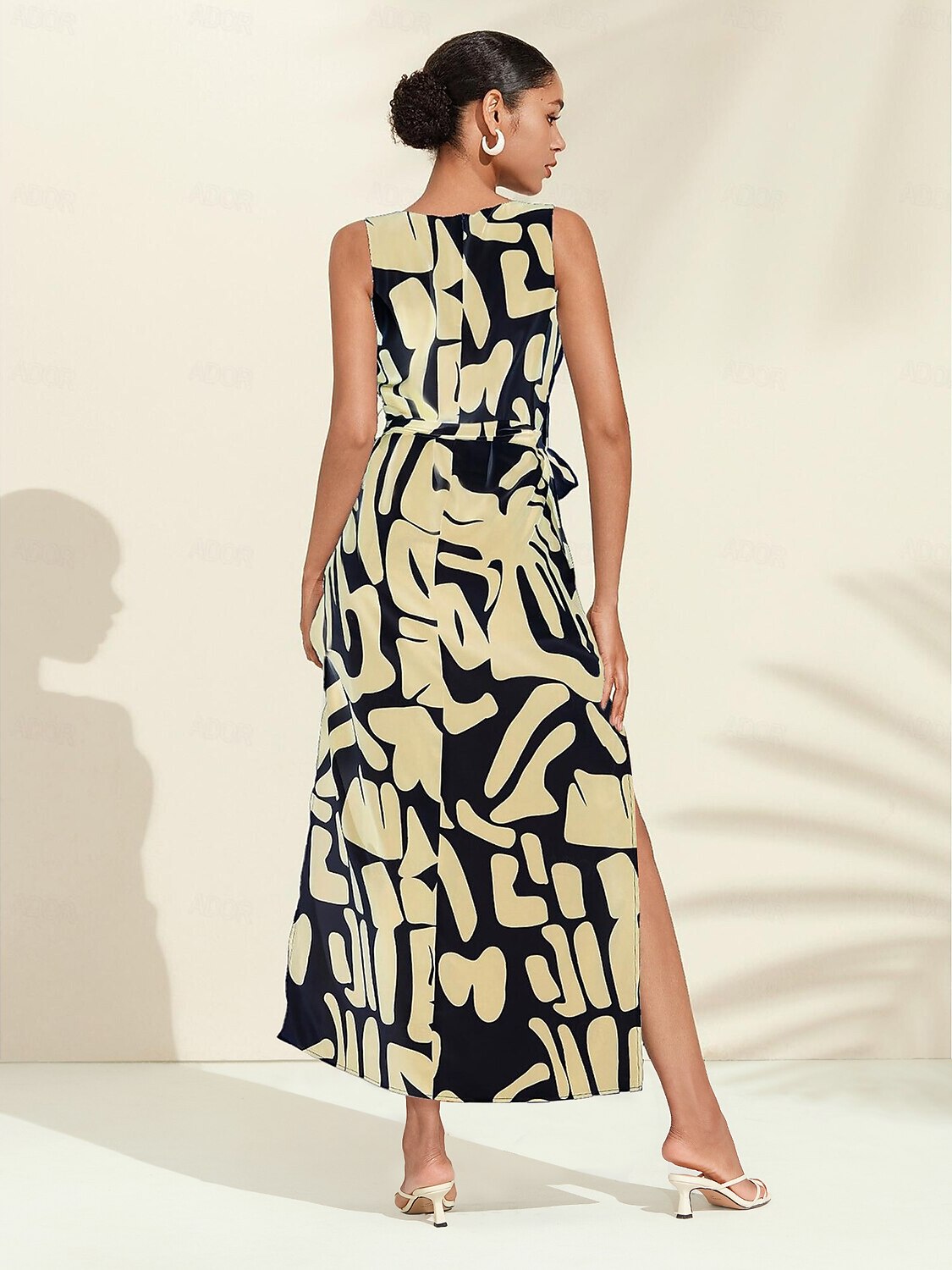 Vestido largo estilo vacacional con estampado floral, sin mangas y acabado satinado mate