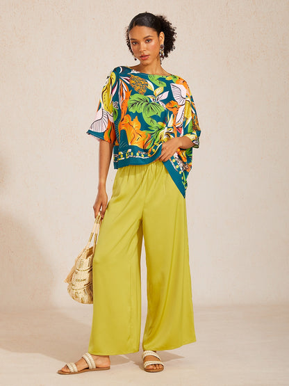 Traumhaftes Oberteil aus seidigem Satin mit Fledermausärmeln und Wildem Hibiskus-Muster