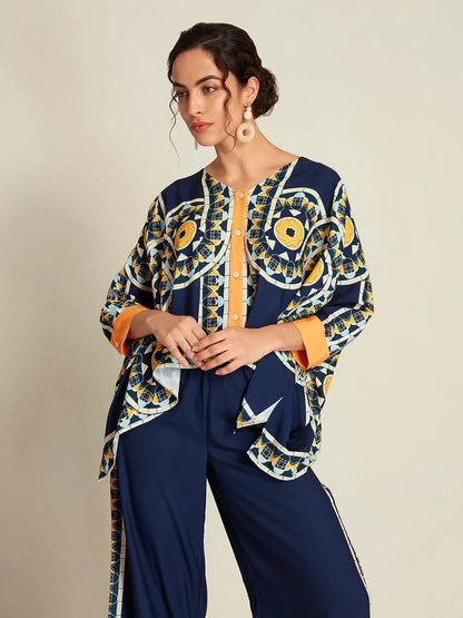 Blusa informal de manga larga con cuello en V, dobladillo irregular y estampado folclórico en color azul marino