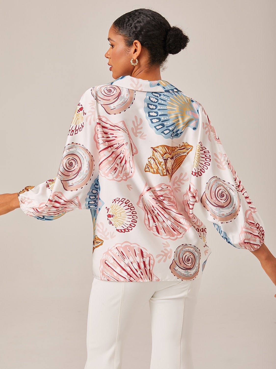 Blusa girocollo con scollo a V e vestibilità comoda