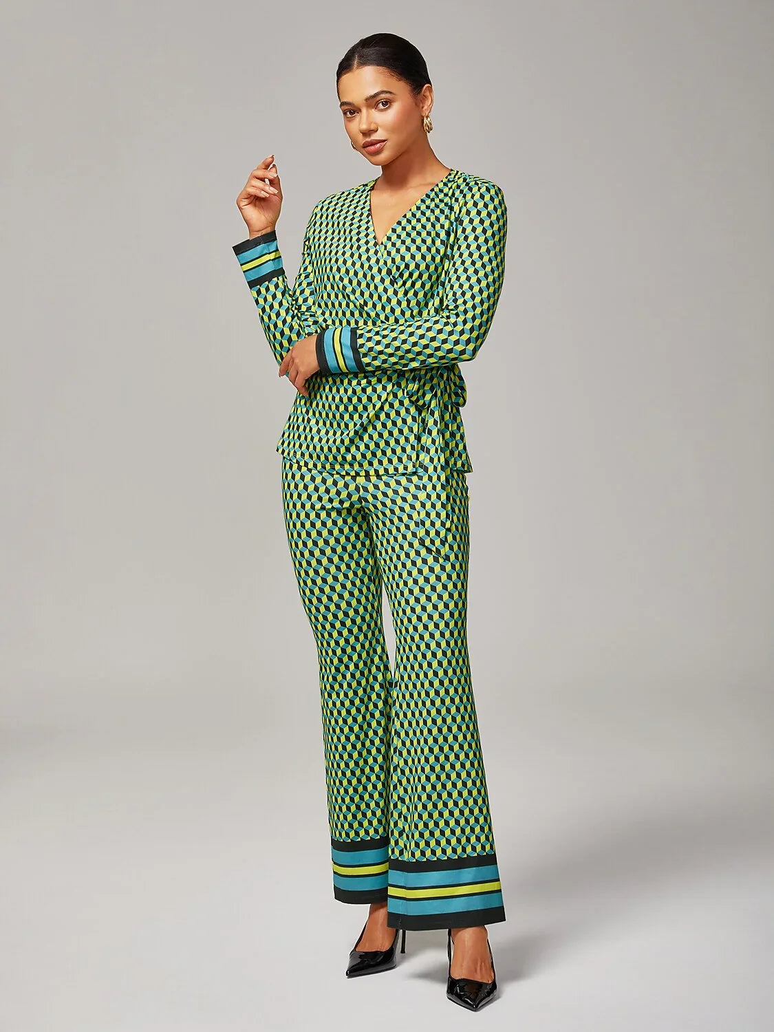 Pantaloni svasati in raso con stampa geometrica verde e alta elasticità