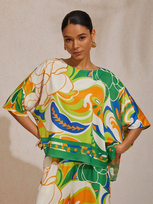 Top de satén sedoso con estampado paisley estilo boho y mangas dolmán