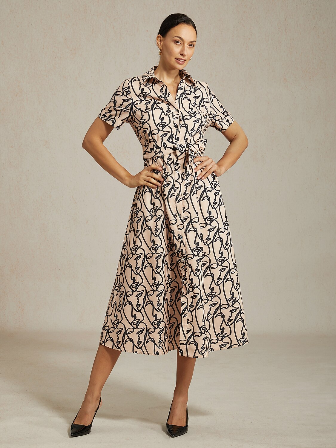 Robe à col avec un motif dart abstrait