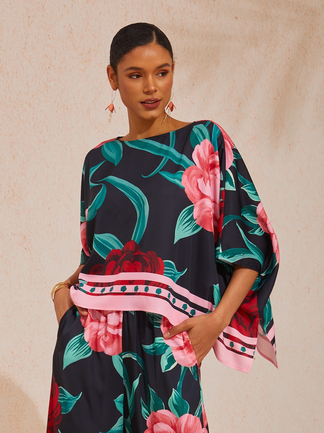 Boho-Paisley-Oberteil aus seidigem Satin mit Dolman-Ärmeln