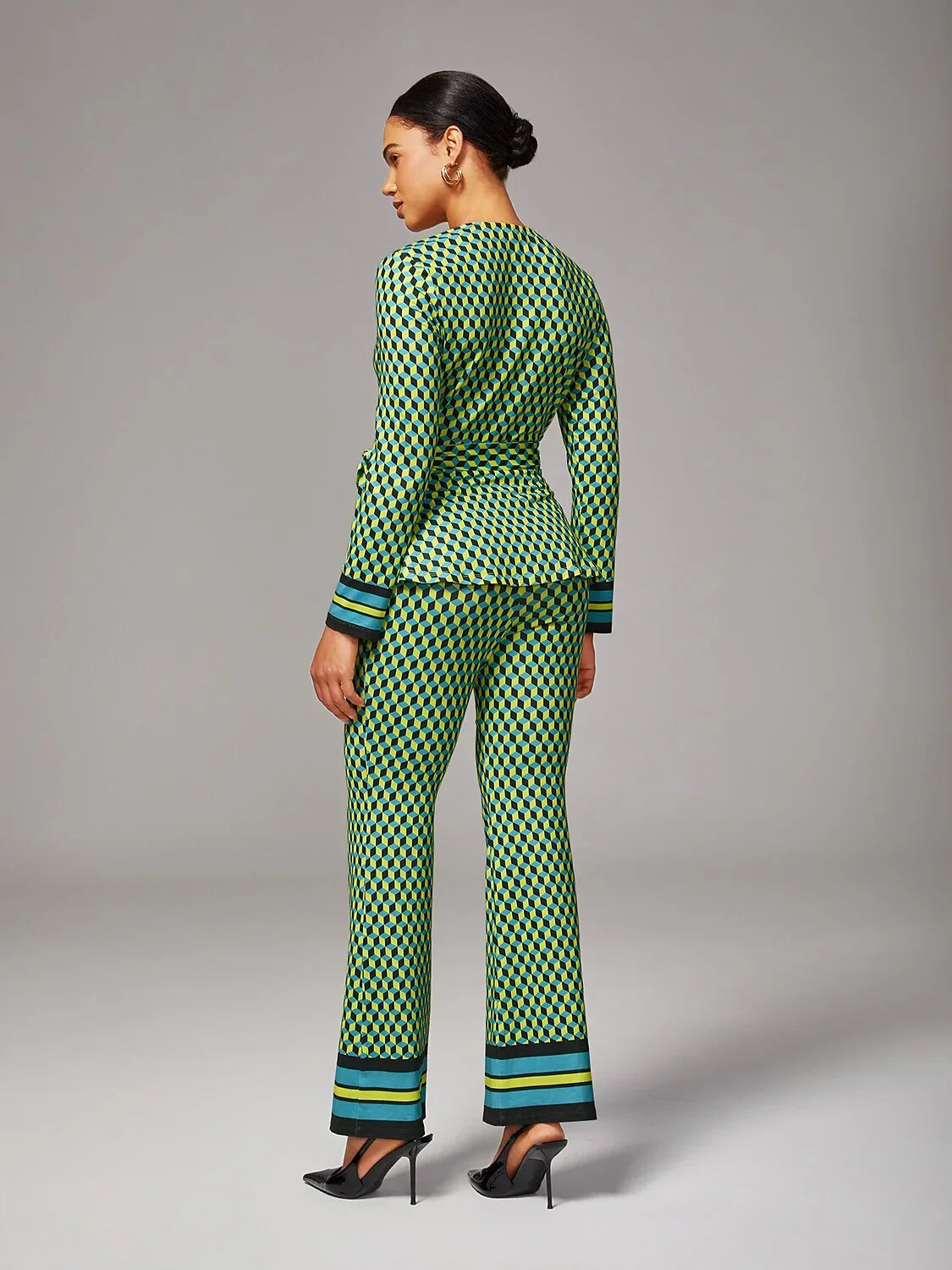 Pantaloni svasati in raso con stampa geometrica verde e alta elasticità