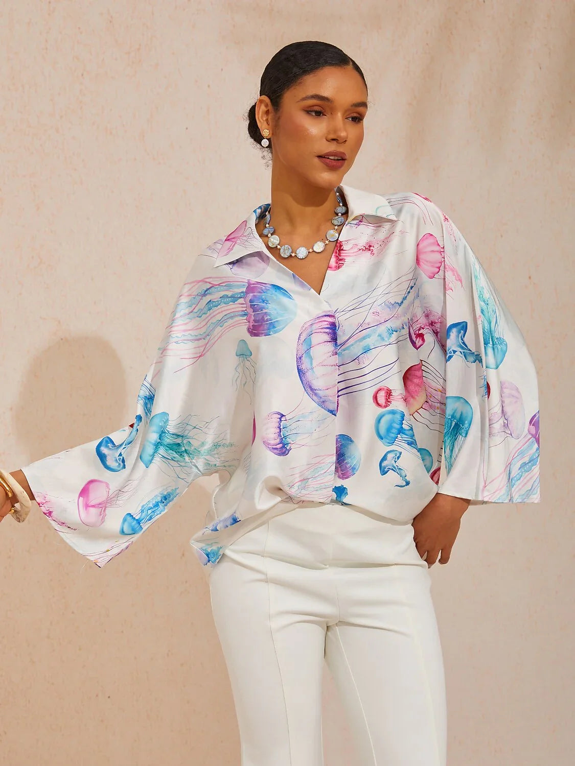 Camisa de satén sedoso con estampado de medusas etéreas
