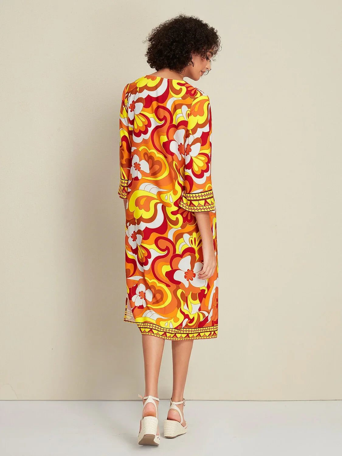 Satin-Midi-Kleid mit Blumenmuster und Bindedetail vorne