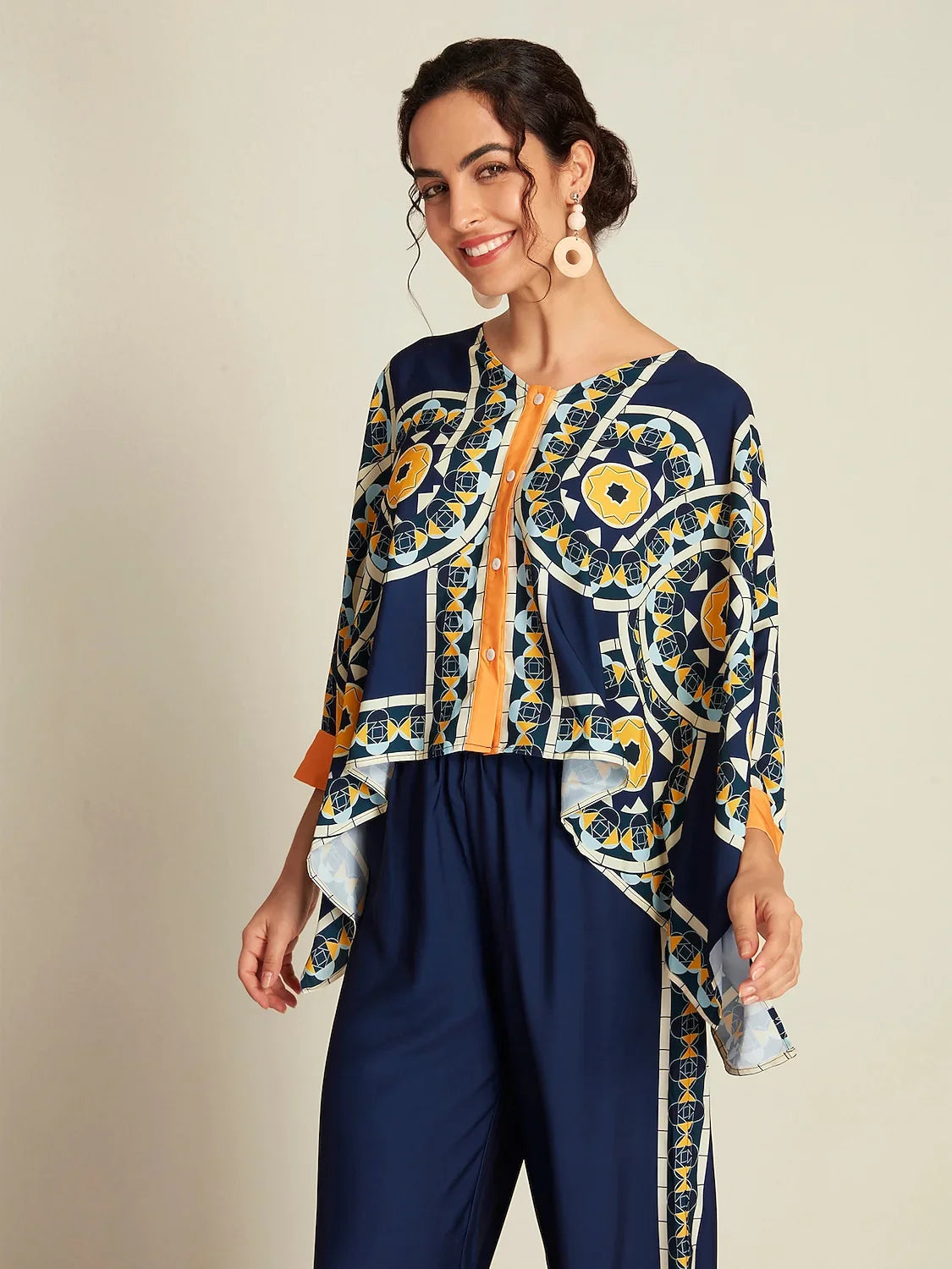Blusa informal de manga larga con cuello en V, dobladillo irregular y estampado folclórico en color azul marino