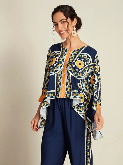 Blusa informal de manga larga con cuello en V, dobladillo irregular y estampado folclórico en color azul marino