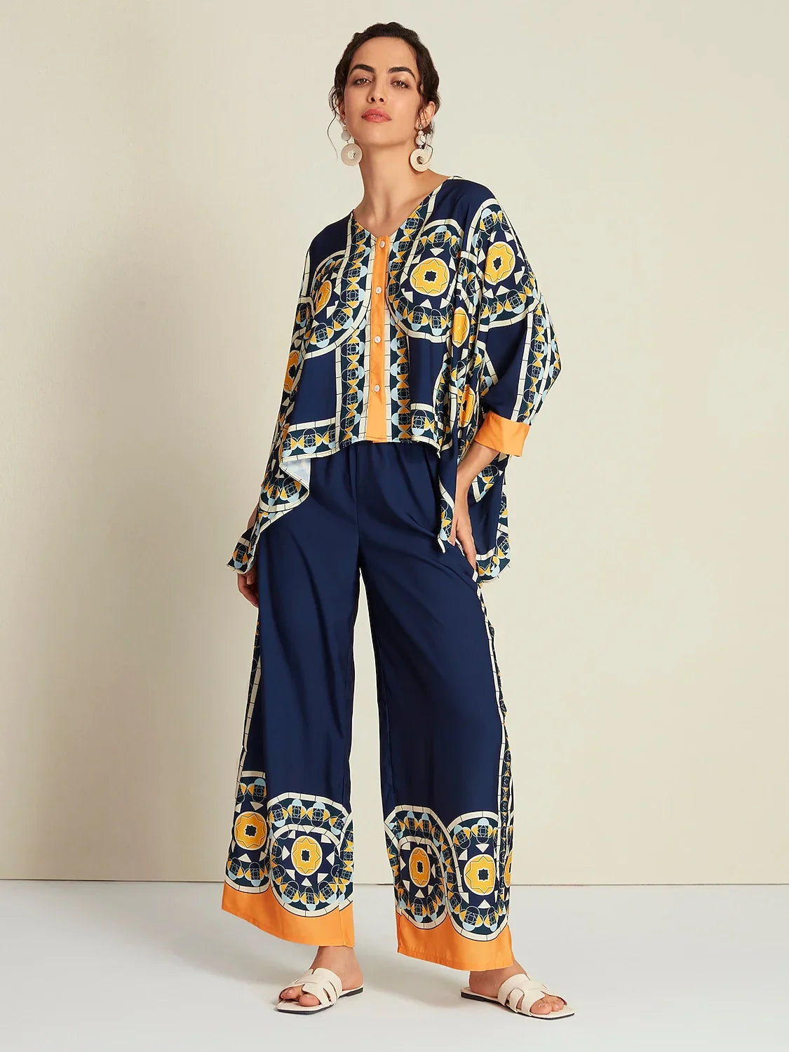 Blusa informal de manga larga con cuello en V, dobladillo irregular y estampado folclórico en color azul marino