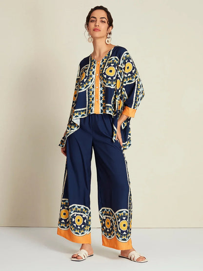 Blusa informal de manga larga con cuello en V, dobladillo irregular y estampado folclórico en color azul marino