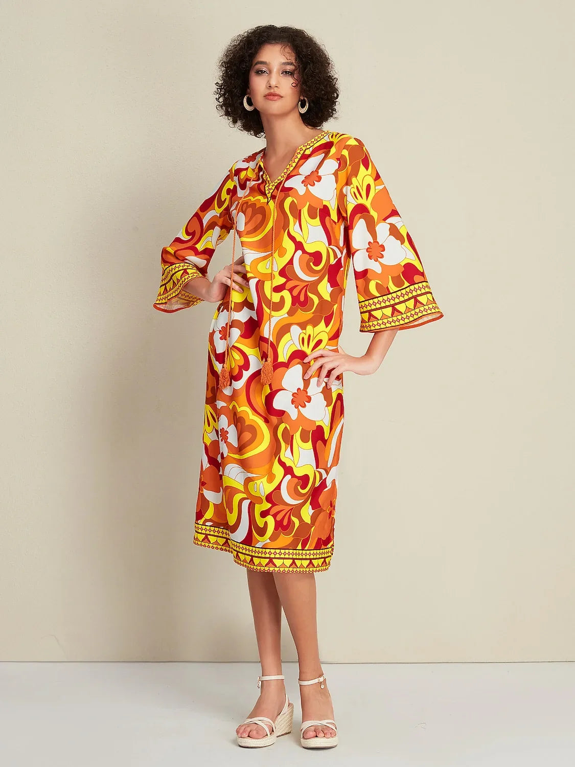 Satin-Midi-Kleid mit Blumenmuster und Bindedetail vorne