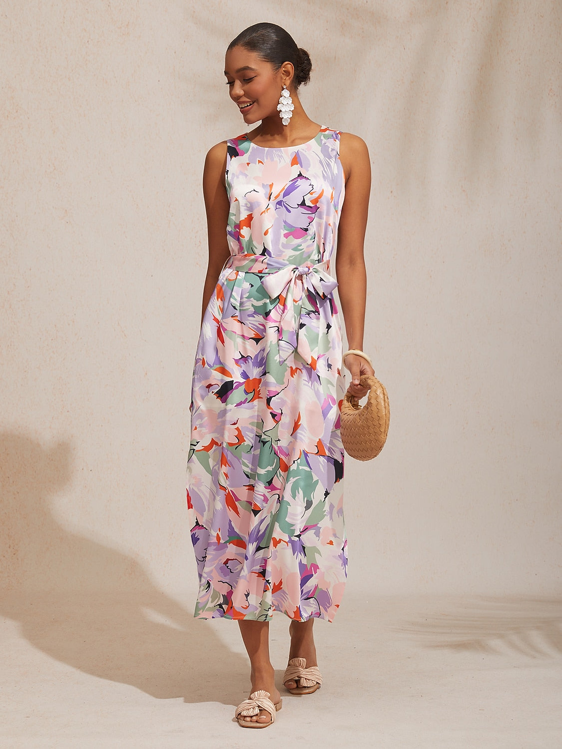 Mattes, ärmelloses Maxikleid aus Satin mit Blumenmuster im Urlaubsstil