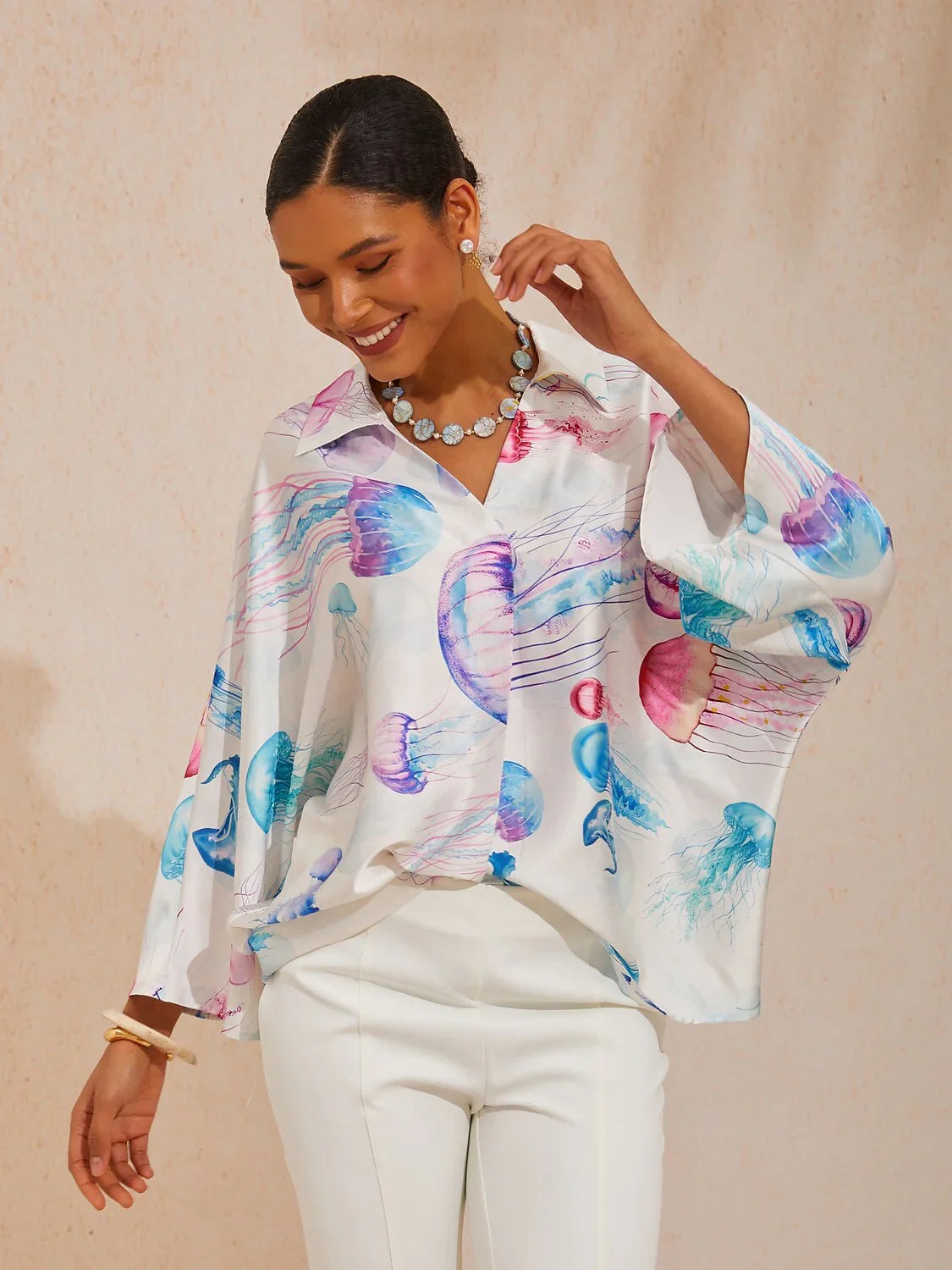 Camisa de satén sedoso con estampado de medusas etéreas