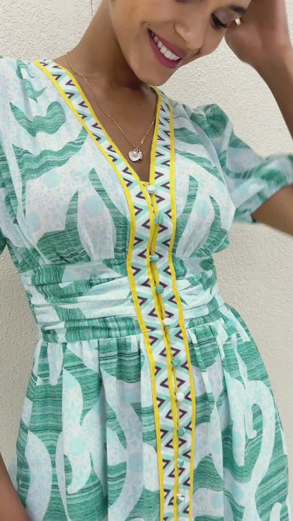 Abstrakt gemustertes Maxikleid mit Puffärmeln und V-Ausschnitt
