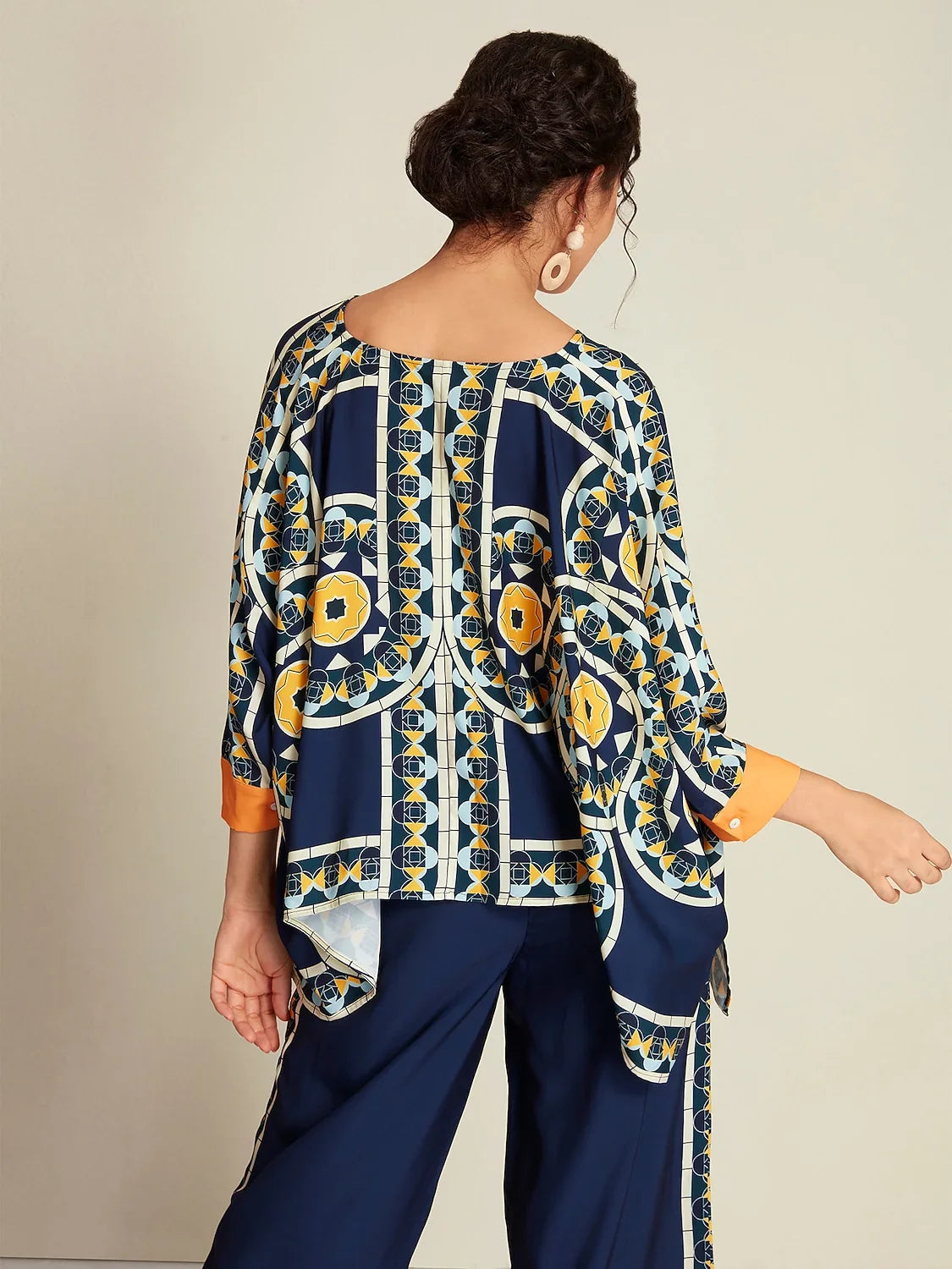 Blusa informal de manga larga con cuello en V, dobladillo irregular y estampado folclórico en color azul marino