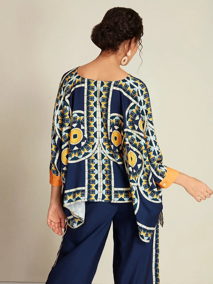 Blusa informal de manga larga con cuello en V, dobladillo irregular y estampado folclórico en color azul marino