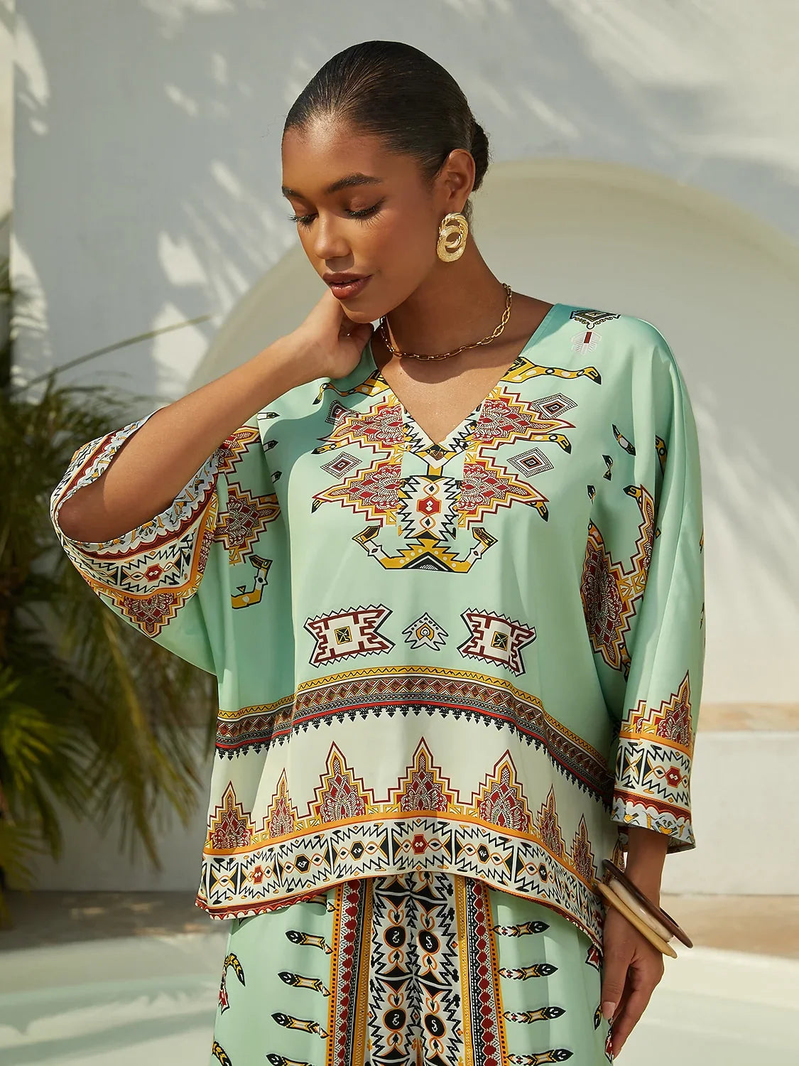 Blouse en satin soyeux à manches totem ethnique