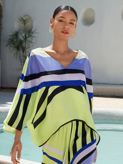 Geometrische Bluse mit seidigem Satin-Print und Poncho-Ärmeln