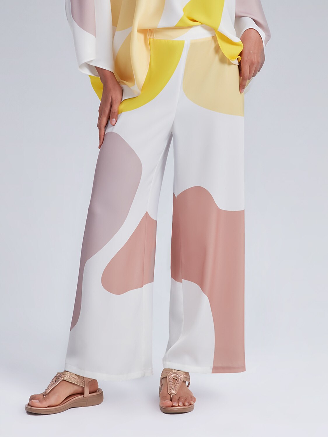 Weite Hose mit weitem Bein, elastischem Satinbund und Taschen