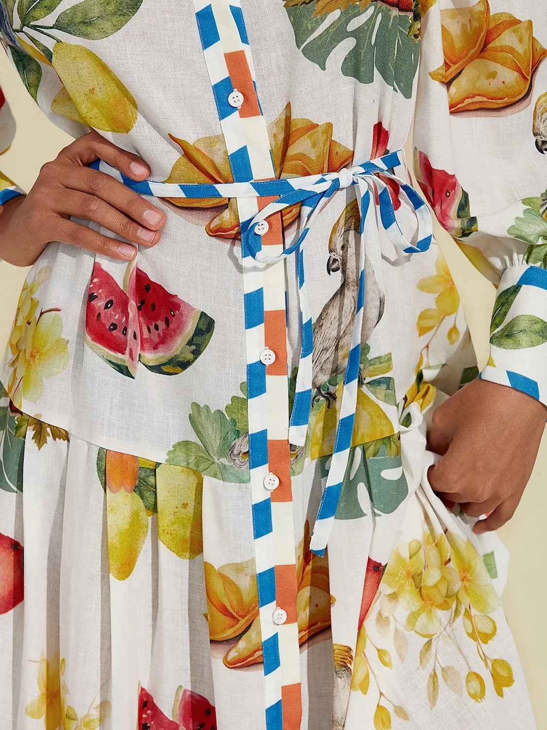 Vestido camisero midi de lino y algodón con estampado de frutas y rayas