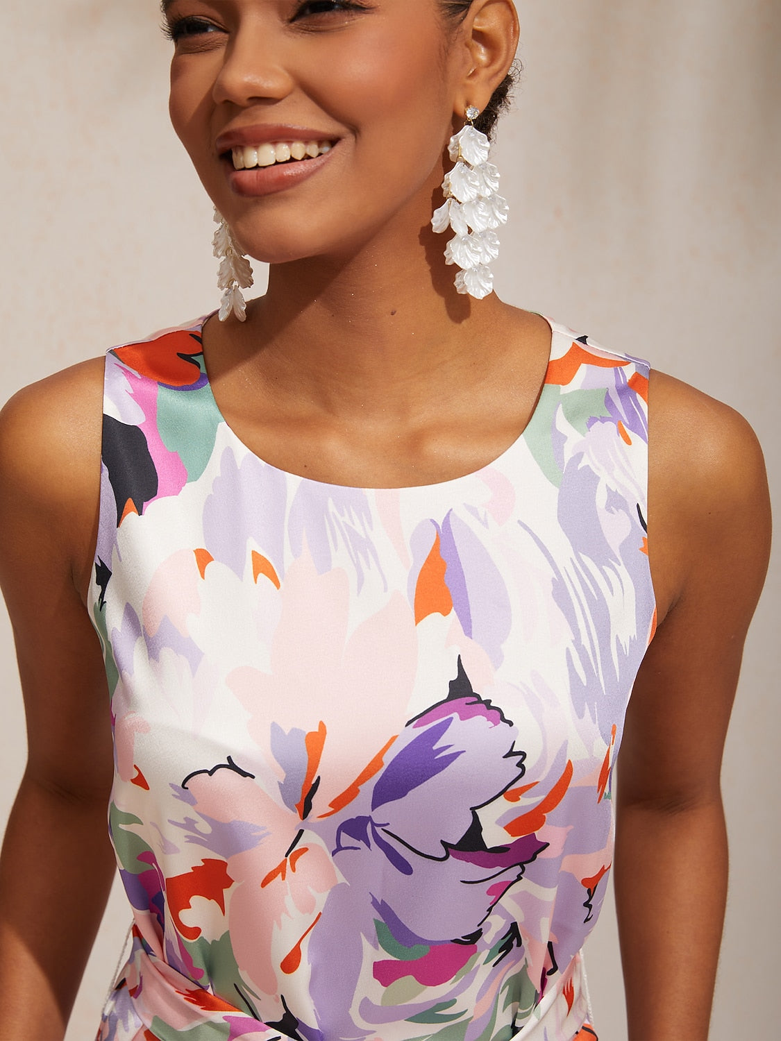 Mattes, ärmelloses Maxikleid aus Satin mit Blumenmuster im Urlaubsstil