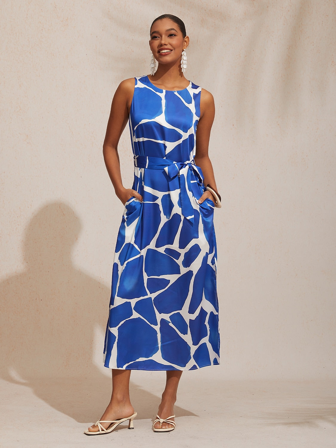 Mattes, ärmelloses Maxikleid aus Satin mit Blumenmuster im Urlaubsstil